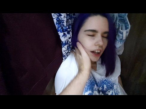 ❤️ Ketemu adhine ing lemari lan mbantu dheweke cum ️❌ Video porno ing kita
